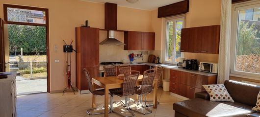 Wohnzimmer mit Küche und Esstisch