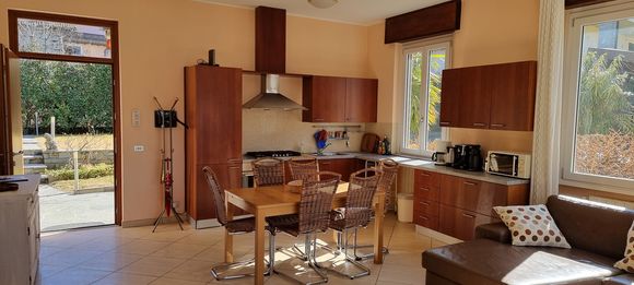 Wohnzimmer mit Küche und Esstisch